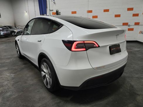 Used 2021 Tesla Model Y Long Range AWD/4WD image 8