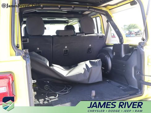 Used 2023 Jeep Wrangler Unlimited Rubicon 4xe w/ Cold Weather Group AWD/4WD image 15