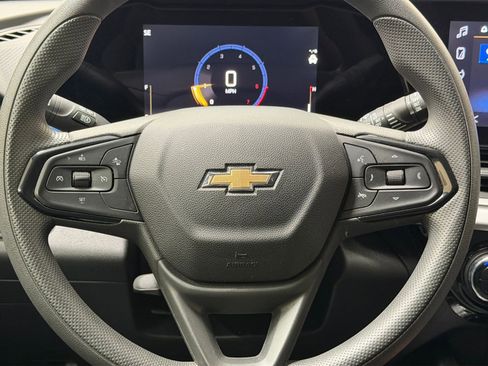 Used 2025 Chevrolet Trax LT FWD image 27