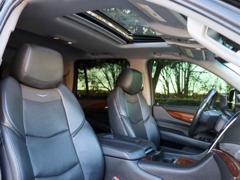 Used 2019 Cadillac Escalade Luxury image 25