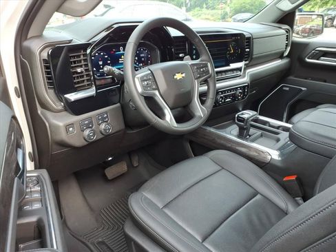 Used 2025 Chevrolet Silverado 1500 LTZ AWD/4WD image 14
