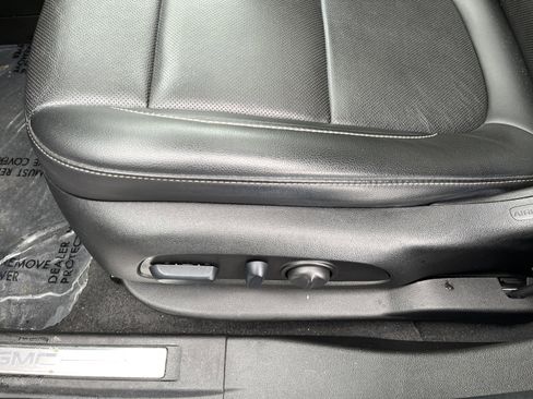 Used 2023 GMC Acadia SLT w/ Preferred Package image 16