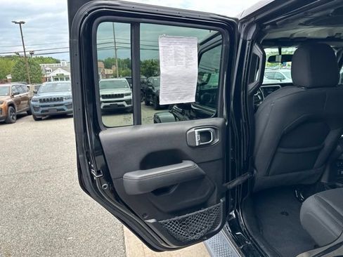 Used 2019 Jeep Wrangler Unlimited Sahara w/ Cold Weather Group AWD/4WD image 19