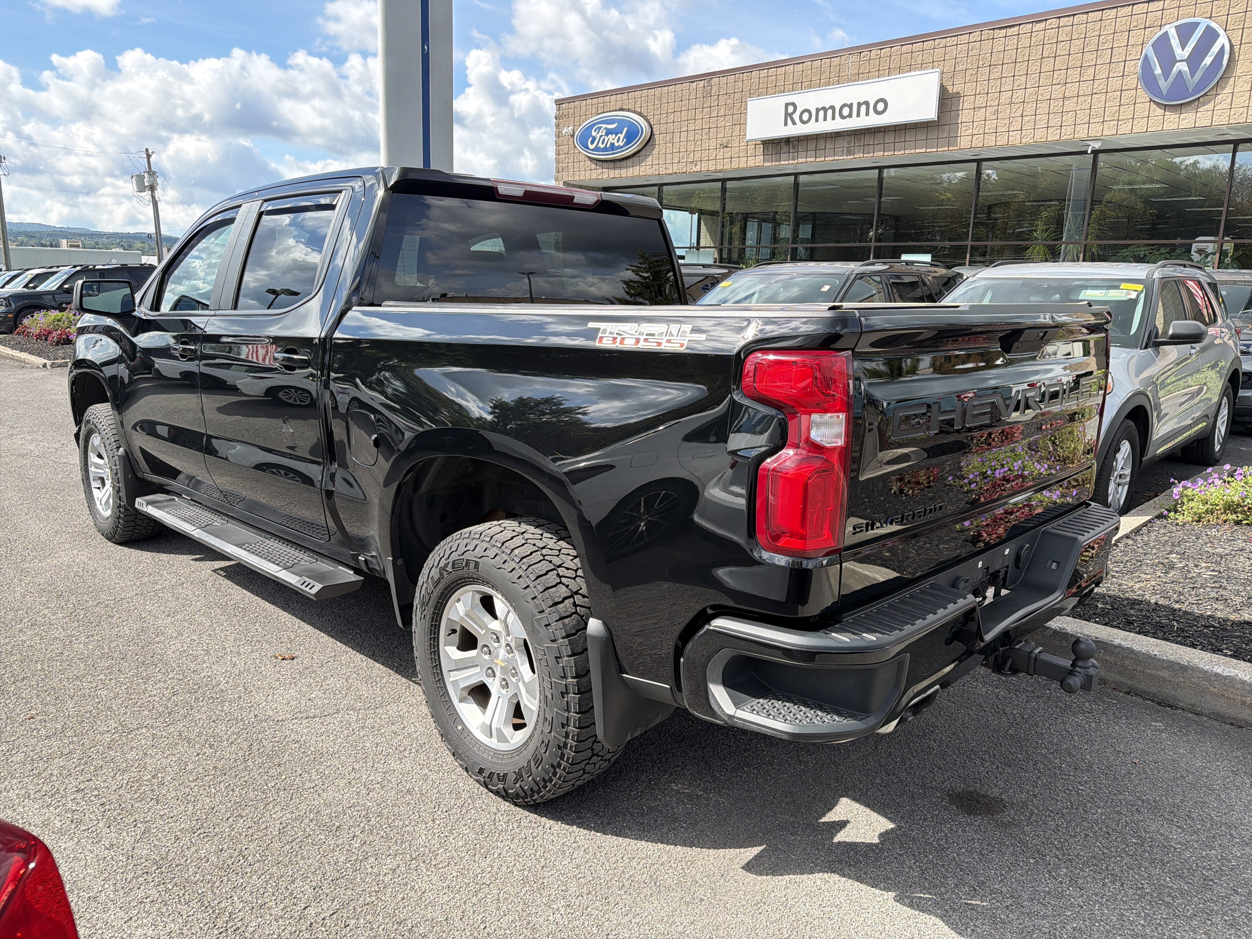 Used 2021 Chevrolet Silverado 1500 LT Trail Boss w/ LPO, Dark Essentials Package AWD/4WD image 5