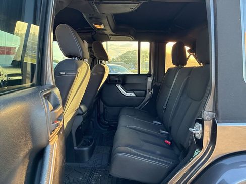 Used 2016 Jeep Wrangler Unlimited Sahara w/ Connectivity Group AWD/4WD image 14