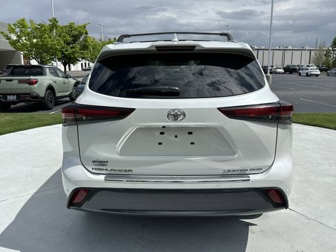 Used 2024 Toyota Highlander Limited image 9