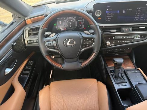 Used 2022 Lexus ES 300h Ultra Luxury w/ Accessory Package 2 FWD image 15