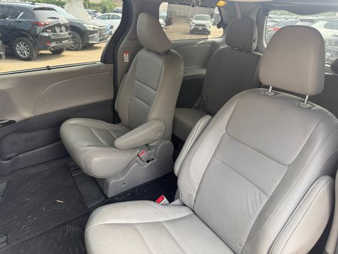 Used 2018 Toyota Sienna XLE w/ XLE Navigation Package AWD/4WD image 17