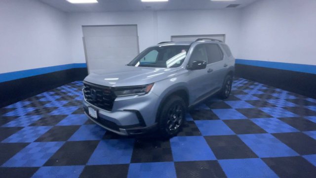 Certified 2025 Honda Pilot TrailSport image 4