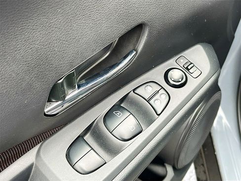 Used 2024 Nissan Kicks SR image 17