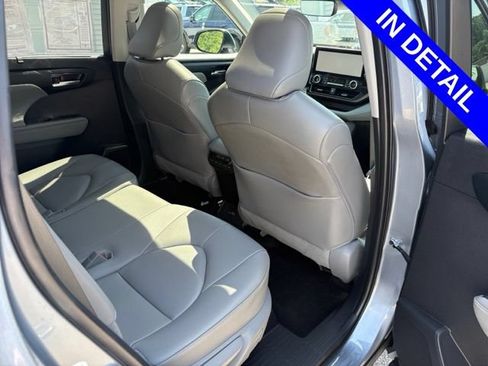 Used 2024 Toyota Highlander XLE AWD/4WD image 43