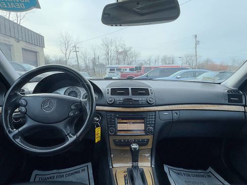 Used 2009 Mercedes-Benz E 350 4MATIC Sedan image 15