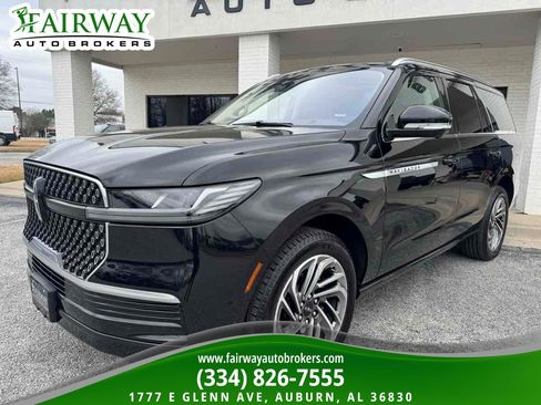Used 2025 Lincoln Navigator Reserve AWD/4WD image 2