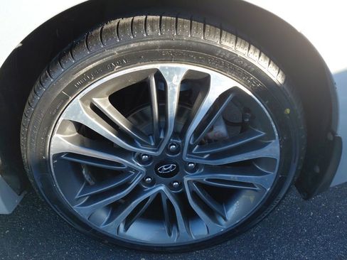 Used 2016 Hyundai Veloster Turbo image 17