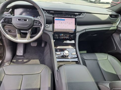 Used 2023 Jeep Grand Cherokee Overland AWD/4WD image 16