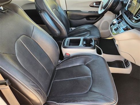 Used 2020 Chrysler Pacifica Limited image 14