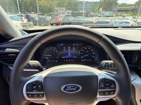 Used 2023 Ford Explorer XLT AWD/4WD image 10