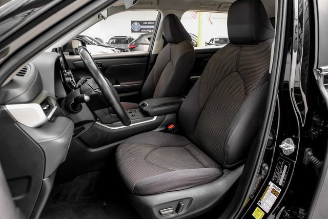 Used 2023 Toyota Highlander LE AWD/4WD image 34