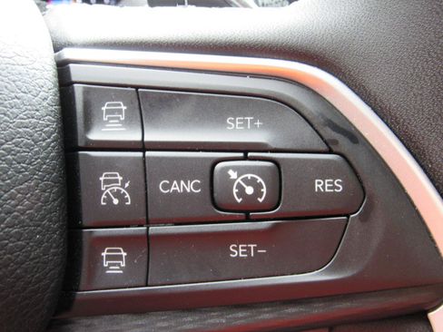 Used 2024 Jeep Grand Cherokee Laredo X AWD/4WD image 23