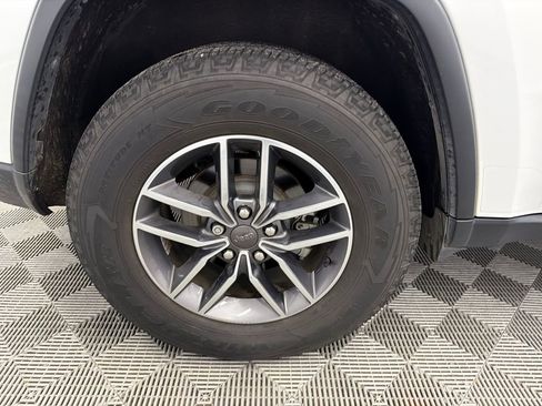 Used 2019 Jeep Grand Cherokee Limited image 18