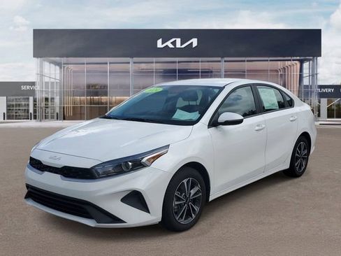 Used 2024 Kia Forte LXS w/ LXS Technology Package FWD image 3