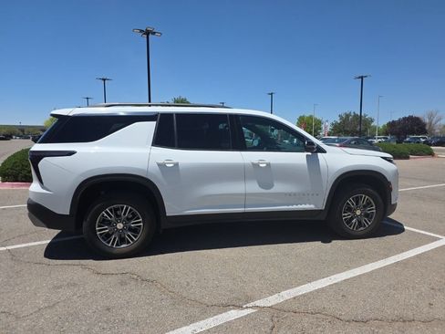 Used 2025 Chevrolet Traverse LT FWD image 8