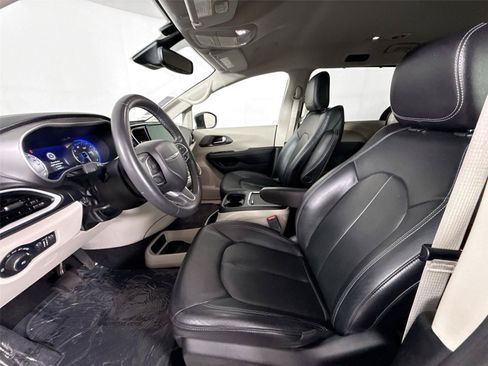 Used 2022 Chrysler Pacifica Touring-L FWD image 3