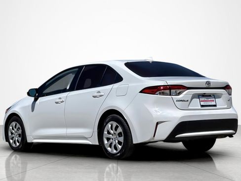 Used 2022 Toyota Corolla LE image 3