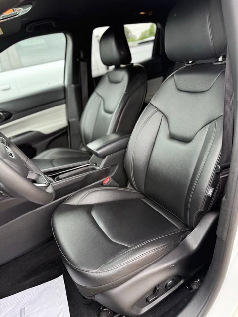 Used 2025 Jeep Compass Limited AWD/4WD image 9