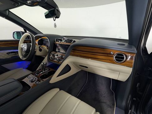 Used 2022 Bentley Bentayga AWD/4WD image 19