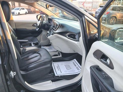 Used 2019 Chrysler Pacifica Touring-L image 8