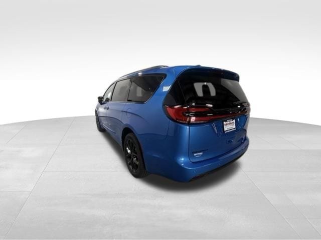 New 2027 Chrysler Pacifica Select AWD/4WD image 10