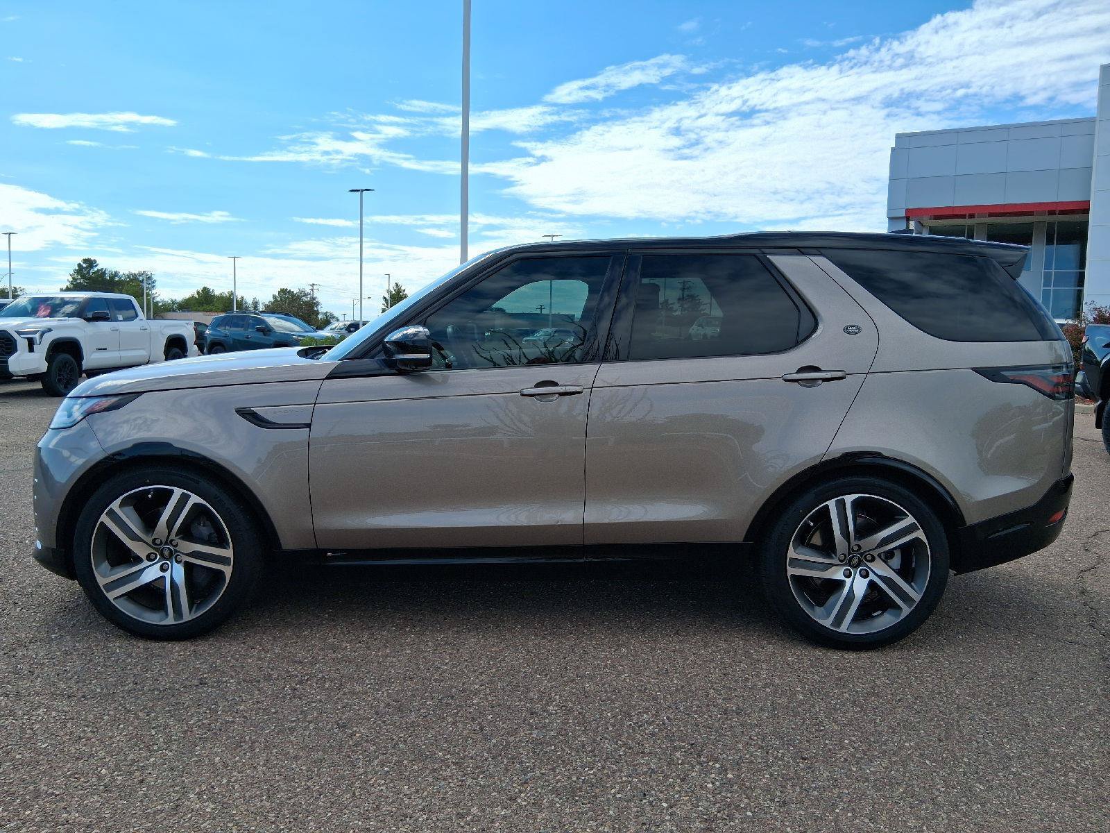 Used 2021 Land Rover Discovery HSE R-Dynamic AWD/4WD image 3