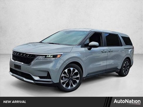 Used 2024 Kia Carnival EX image 1