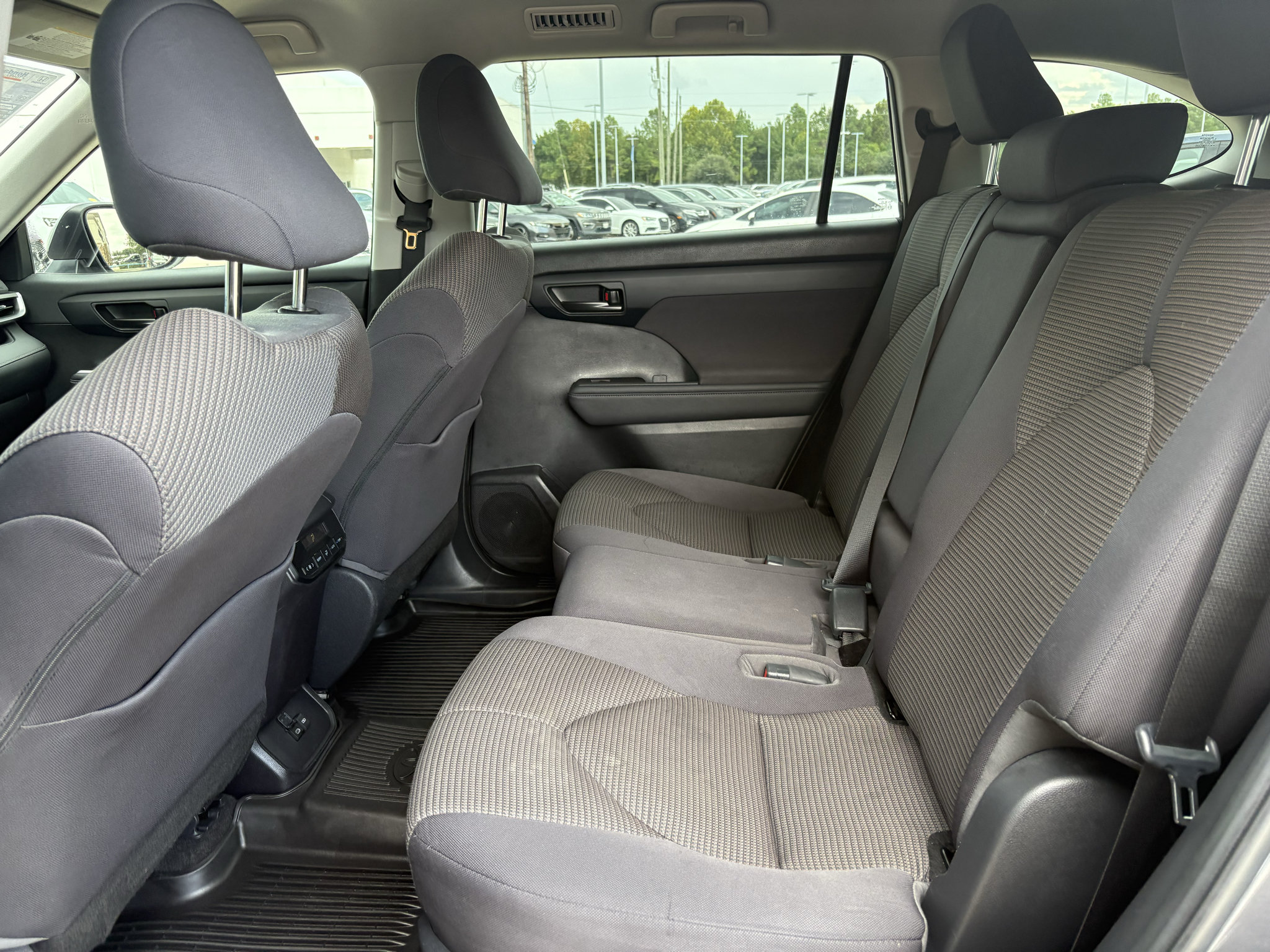Used 2023 Toyota Highlander LE AWD/4WD image 24