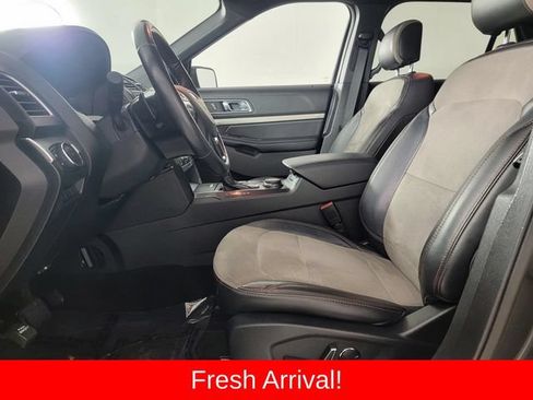 Used 2017 Ford Explorer XLT w/ Equipment Group 202A AWD/4WD image 13