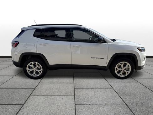 Used 2024 Jeep Compass Latitude image 5