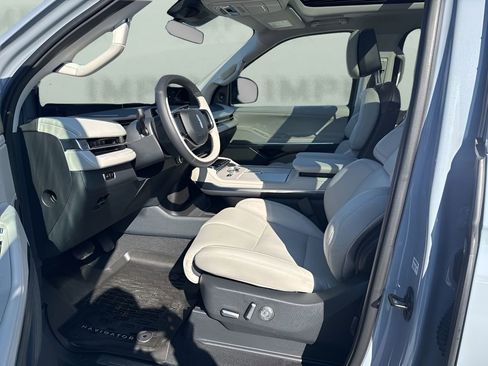 Used 2025 Lincoln Navigator L Reserve image 9