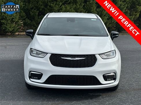 Used 2025 Chrysler Pacifica Select image 10