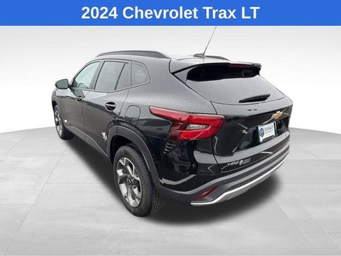Used 2024 Chevrolet Trax LT w/ Driver Confidence Package FWD image 2