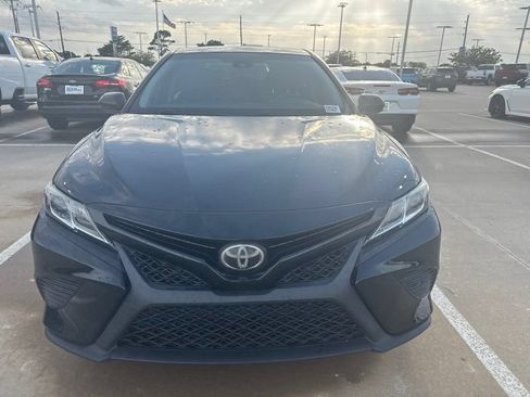 Used 2018 Toyota Camry SE FWD image 2