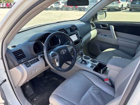 Used 2013 Toyota Highlander Plus FWD image 9