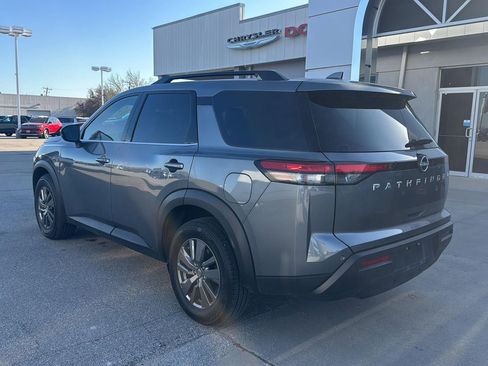 Used 2025 Nissan Pathfinder SV image 3