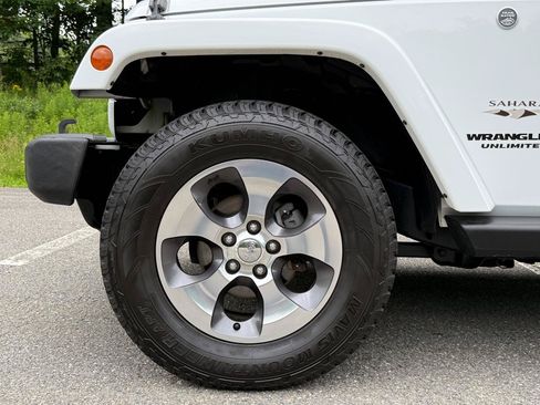 Used 2017 Jeep Wrangler Unlimited Sahara w/ Connectivity Group AWD/4WD image 8