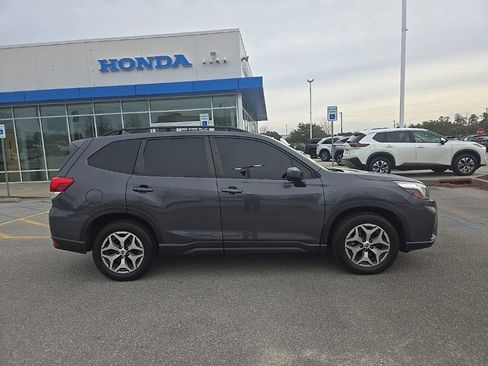 Used 2021 Subaru Forester Premium image 8