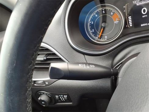 Certified 2019 Jeep Cherokee Latitude Plus w/ Cold Weather Group image 24