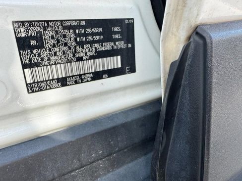 Used 2019 Toyota RAV4 XLE Premium FWD image 31
