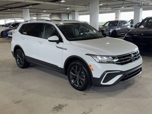 Used 2022 Volkswagen Tiguan SE image 2