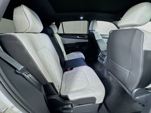 Used 2025 Volkswagen Atlas Cross Sport SEL Premium R-Line image 34