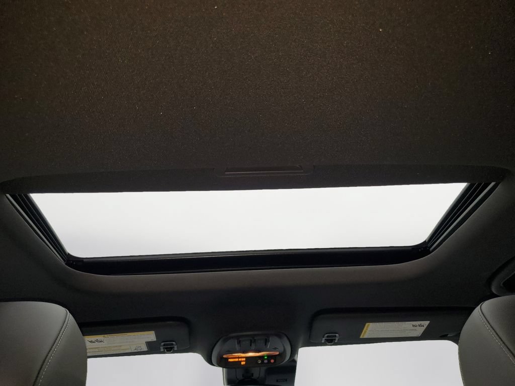 Used 2025 Chevrolet Trax RS w/ Sunroof Package FWD image 17